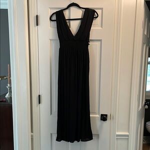 Black V-Neck Pleated Backless Maxi Dress